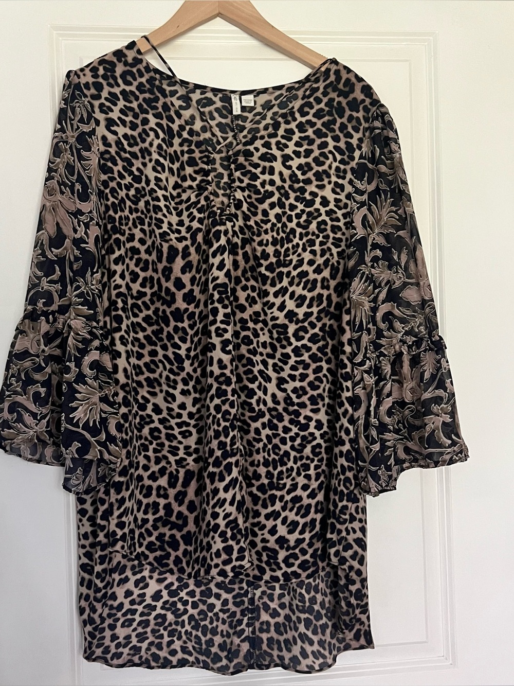 Cato Women’s Animal Print/Floral Blouse Size 18/20W Lace Up V-Neckline Top